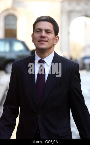 Außenminister David Miliband verlässt das Foreign & Commonwealth Office im Zentrum von London. Zuvor begrüßte er die Ankündigung, dass die fünf Männer, die seit letzter Woche abgehalten wurden, vom Iran freigelassen worden seien und nun in Richtung internationaler Gewässer unterwegs seien. Stockfoto