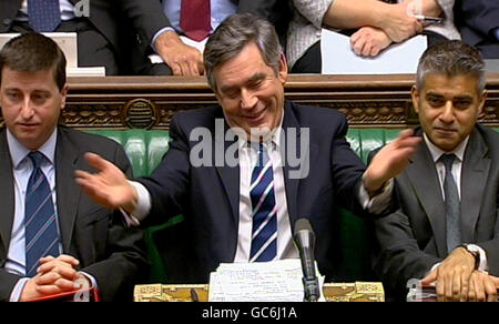 Premierminister Gordon Brown ist bei den Fragen des Premierministers im Unterhaus in London mit Gesten zu sehen. Stockfoto