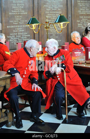 Chelsea-Rentner plaudern bei einer besonderen Weihnachtsfeier im Royal Hospital Chelsea. Stockfoto