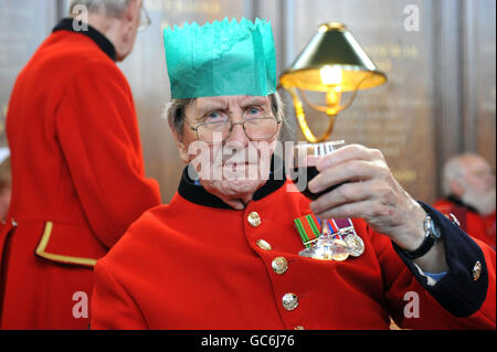 Der Rentner von Chelsea, John McQueen Mason, nimmt an einer besonderen Weihnachtsfeier im Royal Hospital Chelsea Teil. Stockfoto