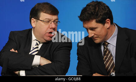 Taoiseach Brian Cowen TD (links) chattet mit dem Minister für Kommunikation, Energie und natürliche Ressourcen Eamon Ryan TD bei Regierungsgebäuden in Dublin, wo sie den Bericht der hochrangigen Aktionsgruppe für grüne Unternehmen in Irland lancierten. Stockfoto