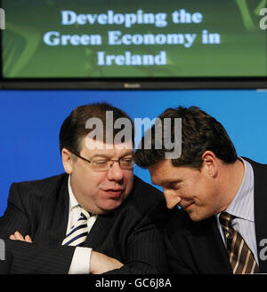 Taoiseach Brian Cowen TD (links) chattet mit dem Minister für Kommunikation, Energie und natürliche Ressourcen Eamon Ryan TD bei Regierungsgebäuden in Dublin, wo sie den Bericht der hochrangigen Aktionsgruppe für grüne Unternehmen in Irland lancierten. Stockfoto