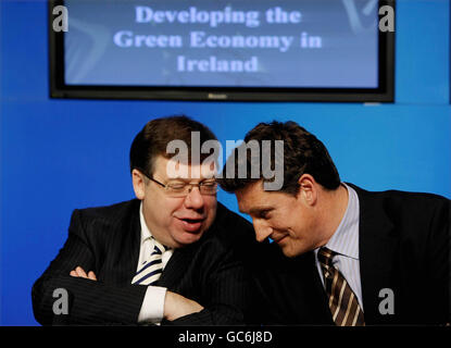 Taoiseach Brian Cowen TD (links) chattet mit dem Minister für Kommunikation, Energie und natürliche Ressourcen Eamon Ryan TD bei Regierungsgebäuden in Dublin, wo sie den Bericht der hochrangigen Aktionsgruppe für grüne Unternehmen in Irland lancierten. Stockfoto