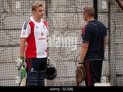 Luke Wright aus England und Andy Flower während einer Nets-Session in Kingsmead, Durban, Südafrika. Stockfoto