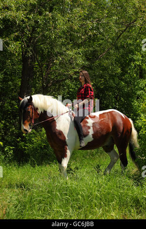 Hübsches Cowgirl Reiten ohne Sattel Pferd gemalt Stockfoto