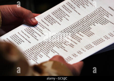 Ein Soldat liest die 83 Namen der Gefallenen während des Mahnmal- und Dankgottesdienstes in der St. Anne's Cathedral in Belfast, um an die Truppen der in Nordirland ansässigen 19 Light Brigade zu erinnern, die im Krieg in Afghanistan getötet wurden. Stockfoto