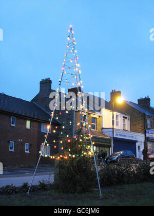 Der Weihnachtsbaum von Sacriston ist im Dorf Durham ausgestellt. Der gemeinderat verteidigte seinen bescheidenen Weihnachtsbaum, der als der schlechteste im Land gebrandmarkt wurde. Stockfoto