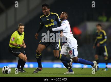 Blackburn Rovers' Benedict McCarthy (rechts) und Chelsea's Jon Obi Mikel (Links) Kampf um den Ball Stockfoto