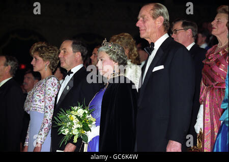 DIE KÖNIGIN, BEGLEITET VOM HERZOG VON EDINBURGH, GEORGE YOUNGER MP UND DER PRINZESSIN VON WALES, STEHEN AM ANFANG DES GROSSEN EREIGNISSES, EINER FEIER DES 40. JAHRESTAGES DER THRONBESTEIGUNG DER KÖNIGIN, HEUTE ABEND IM LONDONER EARLS COURT. Stockfoto