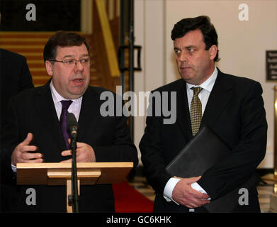 Taoiseach Brian Cowen (links) hält eine Pressekonferenz mit Finanzminister Brian Lenihan in Regierungsgebäuden Dublin nach Gesprächen zwischen den Gewerkschaften und der Regierung, da die Zeit bis zum Mittwoch Budget. Stockfoto