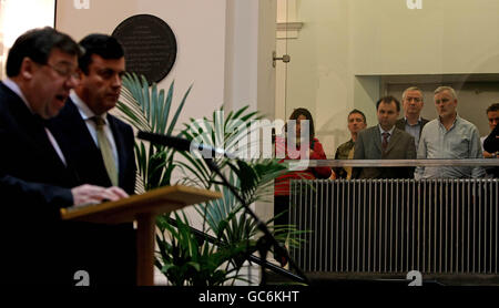 Taoiseach Brian Cowen (links) wird von Mitarbeitern beobachtet, während er eine Pressekonferenz mit Finanzminister Brian Lenihan in Regierungsgebäuden Dublin nach Gesprächen zwischen den Gewerkschaften und der Regierung hält, da die Zeit bis zum Mittwoch Haushalt läuft. Stockfoto