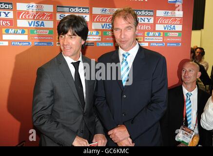 Deutschlands Cheftrainer Joachim Low (links) und Australiens Cheftrainer Pim Verbeek werden nach der FIFA-Weltmeisterschaft 2010 im Cape Town International Convention Center, Kapstadt, Südafrika, von den Medien interviewt. Stockfoto