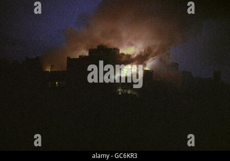 Der Himmel über Windsor Castle wird vom Feuer unter dem Schloss erleuchtet. Stockfoto