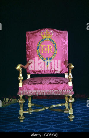 Der Garter Throne im Garter Throne Room in Windsor Castle. Nach dem Brand können die Besucher nun die beschädigten Räume besichtigen. Stockfoto