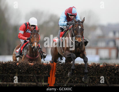 Ballyfitz von Paddy Brennan gewinnt die Pertemps Handicap-Hürde auf der Sandown Park Racecourse während des Tingle Creek Day auf der Sandown Racecourse, Esher. Stockfoto