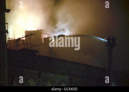 Katastrophen und Unfälle - Windsor Castle Fire - Windsor. Feuerwehrmänner schlauchen dem flammenden Schloss Windsor. Stockfoto