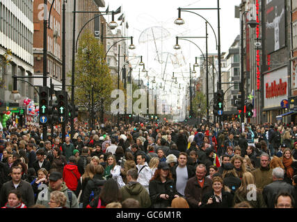 Weihnachtseinkäufer auf der Oxford Street, im Zentrum von London, während der 5. Jährlichen sehr wichtigen Fußgänger-Veranstaltung. Stockfoto