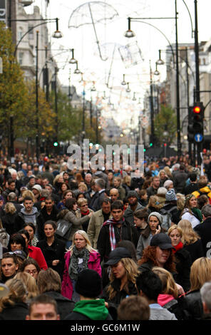 Weihnachtseinkäufer auf der Oxford Street, im Zentrum von London, während der 5. Jährlichen sehr wichtigen Fußgänger-Veranstaltung. Stockfoto