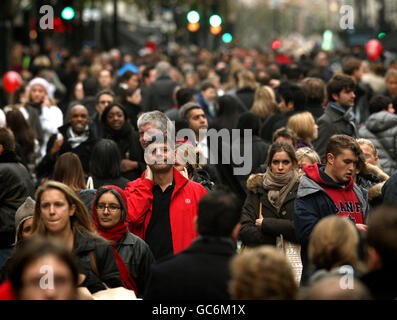 Verkehrsfreie Weihnachtseinkäufe. Weihnachtseinkäufer auf der Oxford Street, im Zentrum von London, während der 5. Jährlichen sehr wichtigen Fußgänger-Veranstaltung. Stockfoto