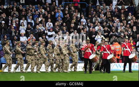 Während der Halbzeit des Derby-Spiels von Leeds United gegen Huddersfield Town marschieren Soldaten des 3. Bataillons des Yorkshire Regiments auf das Spielfeld an der Elland Road. Stockfoto