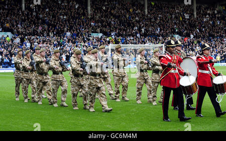 Während der Halbzeit des Derby-Spiels von Leeds United gegen Huddersfield Town marschieren Soldaten des 3. Bataillons des Yorkshire Regiments auf das Spielfeld an der Elland Road. Stockfoto