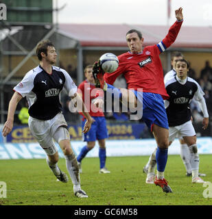 David Weir von den Rangers löst den Ball gegen Brian McLean von Falkirk (links) während des Spiels der Clydesdale Bank Scottish Premier League im Falkirk Stadium, Falkirk. Stockfoto