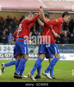 Kenny Miller (links) der Rangers feiert das dritte Tor seiner Mannschaft mit seinen Teamkollegen beim Spiel der Clydesdale Bank Scottish Premier League im Falkirk Stadium, Falkirk. Stockfoto