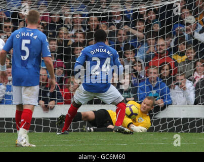 Burnley-Torhüter Brian Jensen spart im ersten Strafstoß eine Strafe Zur Hälfte von Aruna Dindane in Portsmouth Stockfoto