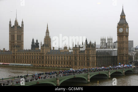 Die Demonstranten des Klimawandels bilden eine Menschenwelle um die Houses of Parliament im Zentrum von London, während Zehntausende von Menschen sich an Demonstrationen beteiligen, die vor den knallenden UN-Gesprächen in Kopenhagen zum Handeln gegen den Klimawandel aufrufen. Stockfoto