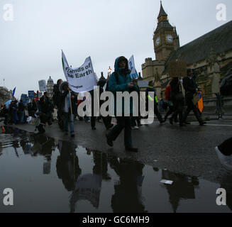 Die Demonstranten des Klimawandels bilden eine Menschenwelle um die Houses of Parliament im Zentrum von London, während Zehntausende von Menschen sich an Demonstrationen beteiligen, die vor den knallenden UN-Gesprächen in Kopenhagen zum Handeln gegen den Klimawandel aufrufen. Stockfoto