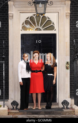 (Von links nach rechts) Heptathlon-Goldmedaillengewinnerin Jessica Ennis, die Frau des Premierministers Sarah Brown und Girls laut Mitglied Kimberley Walsh vor 10 Downing Street, London, bevor sie mit den Gewinnern der Cosmopolitan Ultimate Women of the Awards frühstücken. Stockfoto