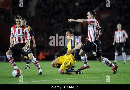 Dean Hammond von Southampton (links) und David Connolly (rechts) mit Tommy Elphick von Brighton während des Coca-Cola Football League One-Spiels in St. Mary's, Southampton. Stockfoto