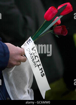 Demonstranten versammeln sich vor dem Dow Chemical Company Werk in Grangemouth, Schottland, um an den 25. Jahrestag der Katastrophe in Bhopal zu erinnern. Stockfoto