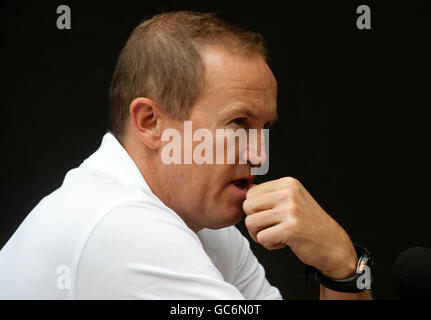 England-Coach Andy Flower bei einer Pressekonferenz im Teamhotel in Johannesburg, Südafrika. Stockfoto