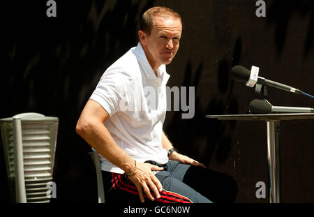 England-Coach Andy Flower bei einer Pressekonferenz im Teamhotel in Johannesburg, Südafrika. Stockfoto