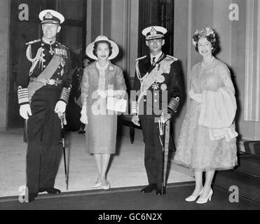 König Bhumibol Adulyadej und Königin Sirikit von Thailand mit Königin Elizabeth II. Und dem Herzog von Edinburgh am Buckingham Palace nach ihrer Prozessionsfahrt vom Bahnhof Victoria zu Beginn des Staatsbesuchs des thailändischen Königspaares. Stockfoto