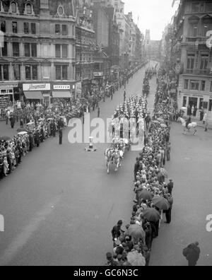 König Bhumibol Aduladej und Königin Sirikit von Thailand, als sie auf ihrer Prozessionsfahrt vom Buckingham Palace nach Guildhall den Ludgate Circus von der Fleet Street überqueren, wo sie eine Ansprache und ein Mittagessen mit dem Oberbürgermeister und der Corporation of London erhalten sollten. Stockfoto