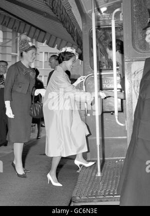 Queen Sirikit, die Gemahlin des thailändischen Monarchen König Bhumibol Aduladej, geht an Bord eines Londoner Busses, nachdem sie an einem Empfang in der thailändischen Botschaft in Kensington, London, teilgenommen hat. Der Bus, auf Privatcharter, wurde geglaubt, um die Königin auf einer Tour durch London zu nehmen. Stockfoto