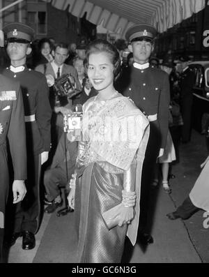 Königin Sirikit von Thailand, in Nationaltracht, kommt in der thailändischen Botschaft in Kensington zum Abendessen an, das im Rahmen des Staatsbesuchs des thailändischen Königspaares gegeben wurde. Stockfoto