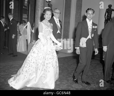 König Bhumibol Aduladej und Königin Sirikit aus Thailand kommen im Lancaster House, London, zu einem Abendessen und Empfang an, der ihnen von Selwyn Lloyd, dem Außenminister, zu Ehren gegeben wurde. Stockfoto