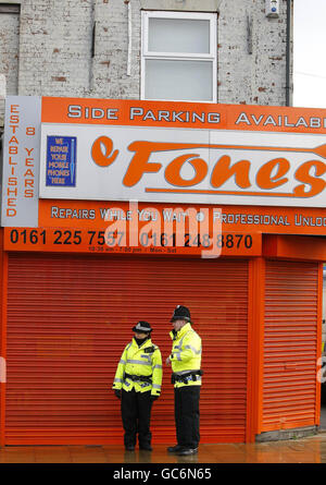 Polizeibeamte stehen vor einem Grundstück an der Stockport Road, Levenshulme, Greater Manchester. Die North West Counter Terrorism Unit verhaftete im Rahmen einer laufenden Untersuchung im Raum Manchester fünf Männer. Stockfoto