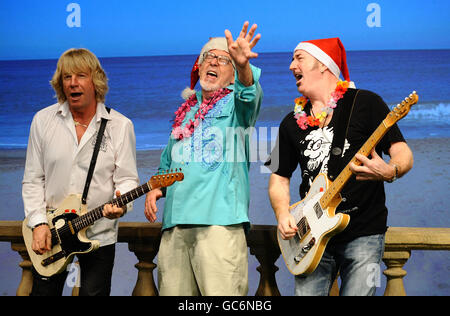 (Von links nach rechts) Rick Parfitt, Rolf Harris und Wayne Morris drehen das Video für ihre neue Single Christmas in the Sun in den Shepperton Studios in Twickenham. Stockfoto