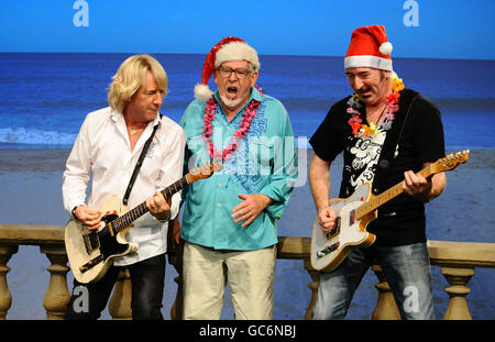 (Von links nach rechts) Rick Parfitt, Rolf Harris und Wayne Morris drehen das Video für ihre neue Single Christmas in the Sun in den Shepperton Studios in Twickenham. Stockfoto