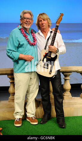 Rick Parfitt (rechts) und Rolf Harris drehen das Video für ihre neue Single Christmas in the Sun, in den Shepperton Studios in Twickenham. Stockfoto