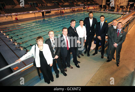 Lord Coe mit Mitgliedern des Rates von Sheffield und des Nationalen Olympischen Komitees Serbiens bei einem Besuch des Internationalen Sportzentrums Ponds Forge im Rahmen des Regionalbesuchs von Coe in London 2012 in Sheffield. Stockfoto