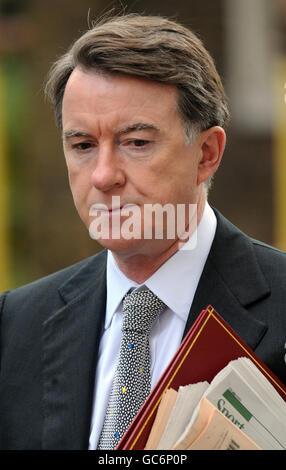 Wirtschaftsminister Lord Mandelson verlässt die Downing Street nach der wöchentlichen Kabinettssitzung in London Stockfoto