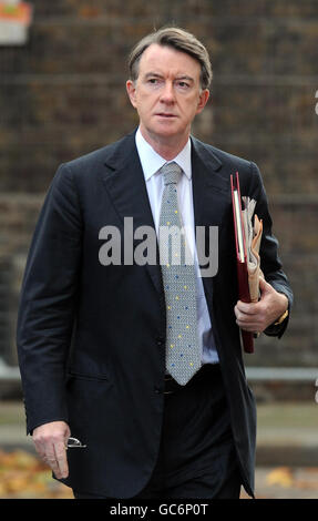 Wirtschaftsminister Lord Mandelson verlässt die Downing Street nach der wöchentlichen Kabinettssitzung in London Stockfoto