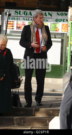 Jeremy Paxman nimmt an der Gedenkfeier für Sir John Mortimer in der Southwark Cathedral in London Teil. Stockfoto