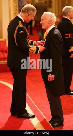 Der Bildhauer John Sherlock erhält seine Order of the British Empire Medal (OBE) vom Prince of Wales bei einer Investiturfeier im Buckingham Palace. Stockfoto