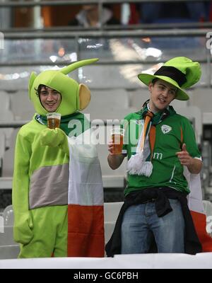 Fußball - FIFA Fußball-Weltmeisterschaft 2010 - Play-offs - zweite Etappe - Frankreich / Republik Irland - Stade de France. Fans der Republik Irland auf den Tribünen Stockfoto